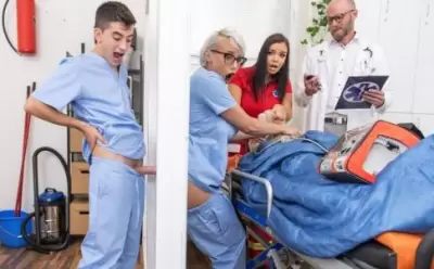 Порно видео пациент трахнул грудастую медсестру