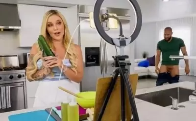 Супружеская пара снимает на видео домашний секс на кухне