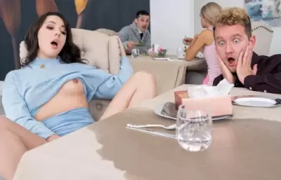 Порно видео в ресторане под столом